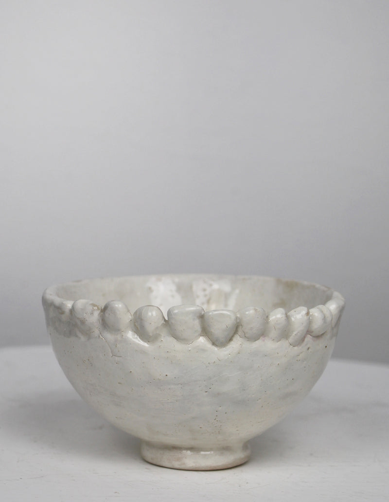 Toothed cup